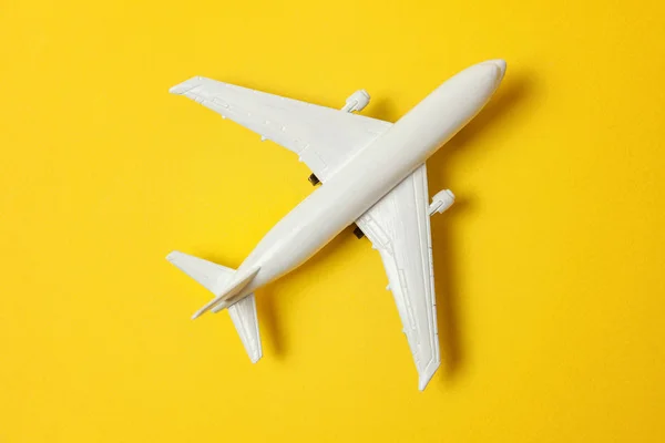 Gewoon Plat Lag Ontwerp Miniatuur Speelgoed Model Vliegtuig Gele Kleurrijke — Stockfoto
