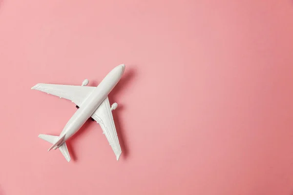 파스텔 다채로운 배경에 단순히 디자인 미니어처 장난감 비행기 비행기 개념으로 — 스톡 사진