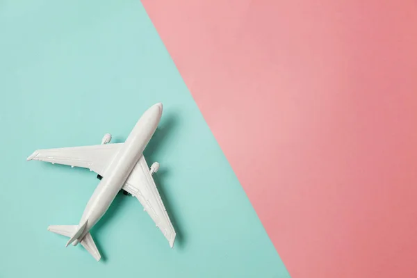 简单平坦的平面设计微型玩具模型平面上的蓝色和粉红色柔和的彩色纸时尚几何背景 乘坐飞机旅行假期 暑假海探险之旅概念 — 图库照片