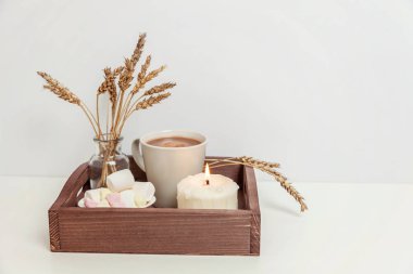 Doğal Eko Kupası Kahve hatmi mum ahşap tepsi ile ev dekorasyonu. Sabah kahvaltı yaşam tarzı arka plan. Sıcak bir içecek kupa ile iç dekorasyon. Hygge İskandinav tarzı kopya alanı