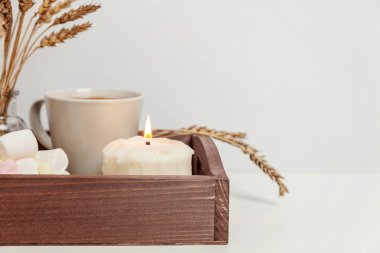 Doğal Eko Kupası Kahve hatmi mum ahşap tepsi ile ev dekorasyonu. Sabah kahvaltı yaşam tarzı arka plan. Sıcak bir içecek kupa ile iç dekorasyon. Hygge İskandinav tarzı kopya alanı