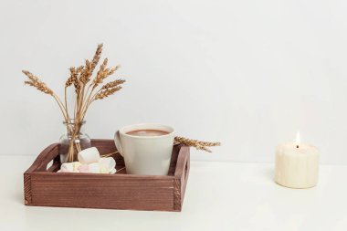 Doğal Eko Kupası Kahve hatmi mum ahşap tepsi ile ev dekorasyonu. Sabah kahvaltı yaşam tarzı arka plan. Sıcak bir içecek kupa ile iç dekorasyon. Hygge İskandinav tarzı kopya alanı