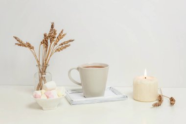 Doğal Eko Kupası Kahve hatmi mum ahşap tepsi ile ev dekorasyonu. Sabah kahvaltı yaşam tarzı arka plan. Sıcak bir içecek kupa ile iç dekorasyon. Hygge İskandinav tarzı kopya alanı