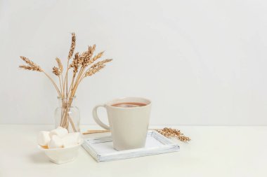 Doğal Eko Kupası Kahve hatmi mum ahşap tepsi ile ev dekorasyonu. Sabah kahvaltı yaşam tarzı arka plan. Sıcak bir içecek kupa ile iç dekorasyon. Hygge İskandinav tarzı kopya alanı