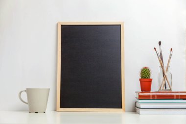 Sahte kadar beyaz duvarının yakınında tablo boş tahta ev ya da ofis bir dekor. Minimalizm iç işyeri sanatçı dekorasyon arka plan sağlar. Hygge İskandinav tarzı çalışma alanı kavramı
