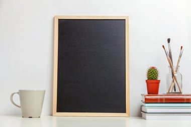Sahte kadar beyaz duvarının yakınında tablo boş tahta ev ya da ofis bir dekor. Minimalizm iç işyeri sanatçı dekorasyon arka plan sağlar. Hygge İskandinav tarzı çalışma alanı kavramı