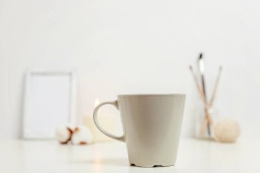 Doğal çevre ile fincan kahve beyaz çalışma alanı yakınındaki ev dekorasyonu. Sıcak bir içecek kupa ile iç dekorasyon. Sıcak bir içecek kupa ile Hygge İskandinav tarzı çalışma. Kopya alanı
