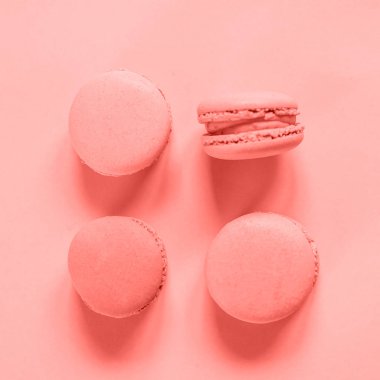 Tatlı badem acıbadem kurabiyesi veya macaron tatlı kek yıl 2019 yaşayan mercan arka plan modaya uygun renkte renkli. Parlak makro renk 16-1546. Çok az yiyecek ekmek kavramı. Düz yatıyordu üstten görünüm kopya alanı