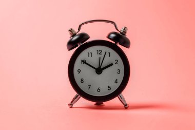 Klasik çalar saat zil yıl 2019 yaşayan mercan arka plan modaya uygun renkte renkli. Parlak makro renk 16-1546. Hayat iyi sabah uyanık kavramı uyan sabah haber saati. Kopya alanı