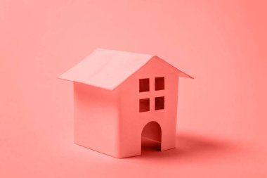 Sadece tasarım yıl 2019 yaşayan mercan arka plan modaya uygun renkte renkli bir minyatür oyuncak ev. Parlak makro renk 16-1546. Mortgage Emlak sigorta rüya ev concept. Kopya alanı