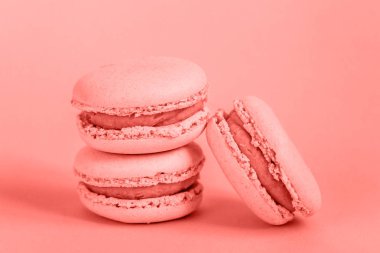 Tatlı badem acıbadem kurabiyesi veya macaron tatlı kek yıl 2019 yaşayan mercan arka plan modaya uygun renkte renkli. Parlak makro renk 16-1546. Çok az yiyecek ekmek kavramı. Düz yatıyordu üstten görünüm kopya alanı