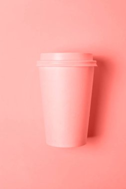 Sadece düz yatıyordu tasarım kağıt kahve Kupası yıl 2019 yaşayan mercan arka plan modaya uygun renkte renkli. Parlak makro renk 16-1546. Günaydın uyanık kavramı uyandır. Üstten görünüm kopya alanı