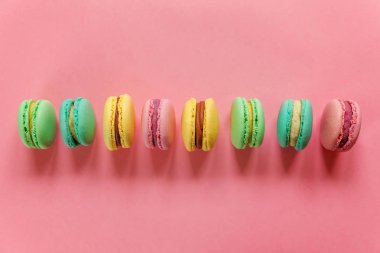 Tatlı badem renkli pembe mavi sarı yeşil macarons ya da trendy pastel pembe izole acıbadem kurabiyesi tatlı kek. 
