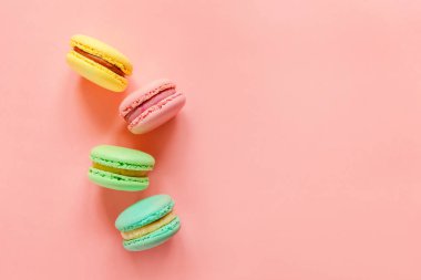 Tatlı badem renkli pembe mavi sarı yeşil macarons ya da trendy pastel pembe izole acıbadem kurabiyesi tatlı kek. 
