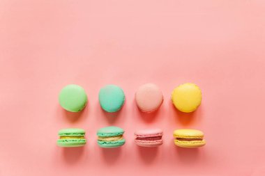 Tatlı badem renkli pembe mavi sarı yeşil macarons ya da trendy pastel pembe izole acıbadem kurabiyesi tatlı kek. 