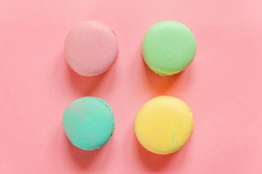 Tatlı badem renkli pembe mavi sarı yeşil macarons ya da trendy pastel pembe izole acıbadem kurabiyesi tatlı kek. 