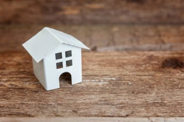 Ahşap arka plan beyaz oyuncak model evde minyatür. Eko Köyü, çevre arka plan. Emlak mortgage Emlak sigorta rüya ev ekoloji kavramı