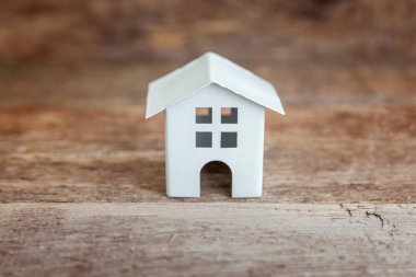 Ahşap arka plan beyaz oyuncak model evde minyatür. Eko Köyü, çevre arka plan. Emlak mortgage Emlak sigorta rüya ev ekoloji kavramı