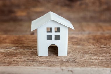 Ahşap arka plan beyaz oyuncak model evde minyatür. Eko Köyü, çevre arka plan. Emlak mortgage Emlak sigorta rüya ev ekoloji kavramı
