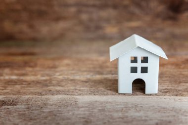 Ahşap arka plan beyaz oyuncak model evde minyatür. Eko Köyü, çevre arka plan. Emlak mortgage Emlak sigorta rüya ev ekoloji kavramı