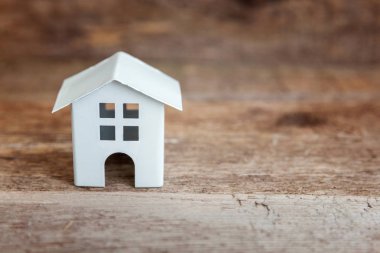 Ahşap arka plan beyaz oyuncak model evde minyatür. Eko Köyü, çevre arka plan. Emlak mortgage Emlak sigorta rüya ev ekoloji kavramı