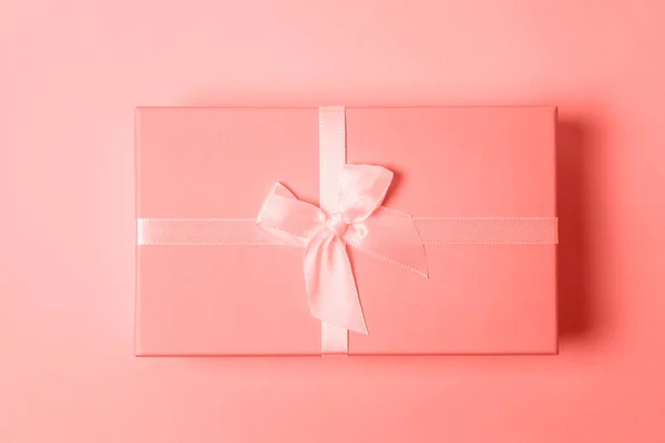 Подарочная Коробка Окрашенная Модный Цвет 2019 Года Фоне Живых Кораллов — стоковое фото