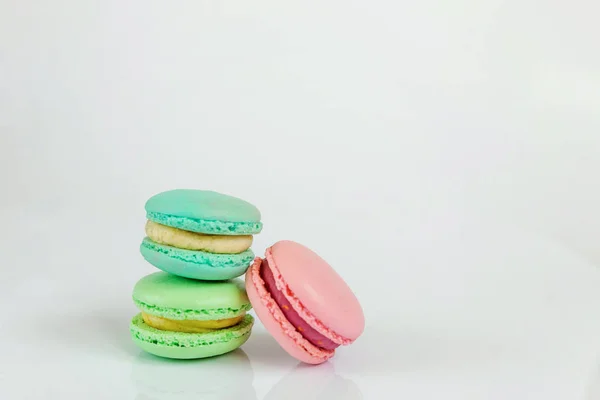 甘いアーモンド カラフルなピンク 緑のマカロンや白い背景で隔離のマカロン デザート ケーキ フランスの甘いクッキー 最小限の食べ物ベーカリー コンセプト コピー スペース — ストック写真
