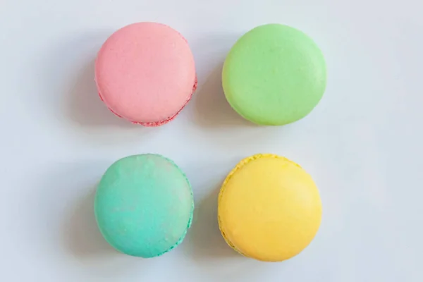 Doce Amêndoa Rosa Colorido Azul Amarelo Macarons Verdes Fundo Branco — Fotografia de Stock