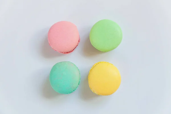 Süße Mandeln Bunt Rosa Blau Gelb Grüne Macarons Auf Weißem — Stockfoto