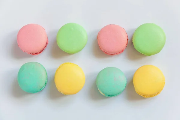 Doce Amêndoa Rosa Colorido Azul Amarelo Macarons Verdes Fundo Branco — Fotografia de Stock