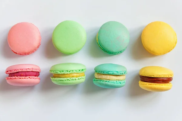 Doce Amêndoa Rosa Colorido Azul Amarelo Macarons Verdes Fundo Branco — Fotografia de Stock