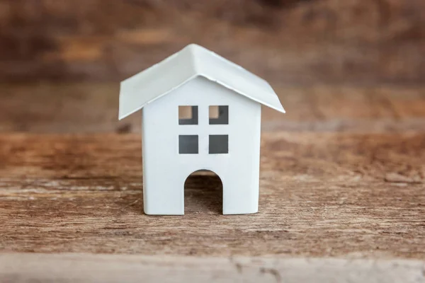 Miniatur Weißes Spielzeugmodellhaus Holzhintergrund Ökodorf Abstrakter Ökologischer Hintergrund Immobilien Hypothekenversicherung — Stockfoto