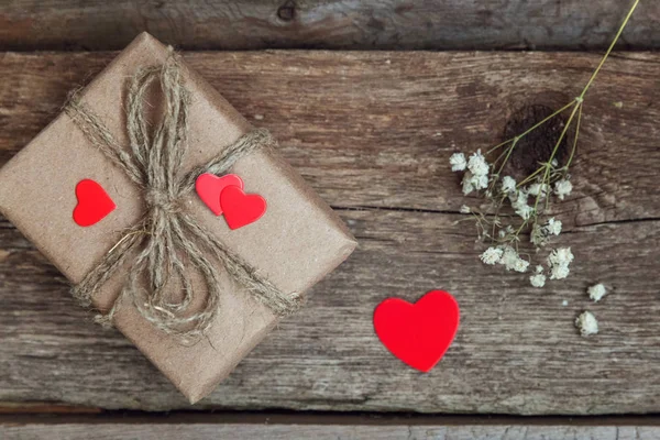 Подарочная Коробка Представляет Собой Обернутую Ремесленную Бумагу Красными Сердцами Деревенском — стоковое фото