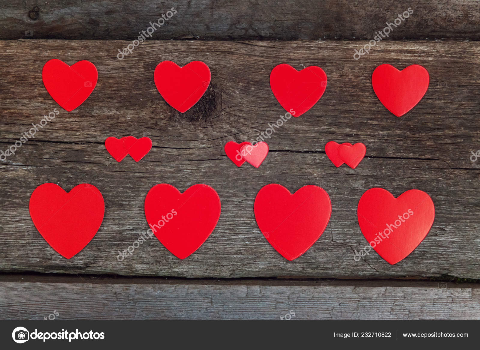 素朴なトレンディな古いビンテージ木製背景に赤いハートのバレンタイン背景コンセプト 幸せな恋人たちの日カード モックアップ コピー スペース トップ Vew フラット レイアウト ストック写真 C Luljo