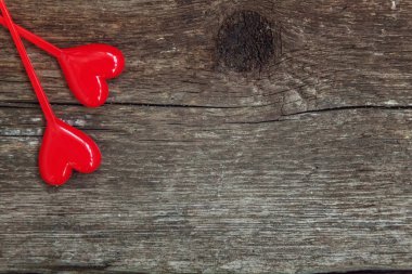 Sevgiliye arka plan kavramı rustik trendy eski vintage ahşap zemin üzerine kırmızı kalpler ile. Mutlu sevgililer günü kartı mockup, kopya alanı, üst vew, düz lay