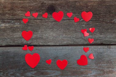 Sevgiliye arka plan kavramı rustik trendy eski vintage ahşap zemin üzerine kırmızı kalpler ile. Mutlu sevgililer günü kartı mockup, kopya alanı, üst vew, düz lay