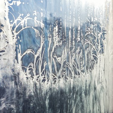 Donmuş kış penceresi, parlak buz desenli. Noel mucizesi sembolü, soyut arka plan. Kuzey sıcaklığı aşırı düşük, buz gibi camlarda doğal kar, açık havada serin kış havası