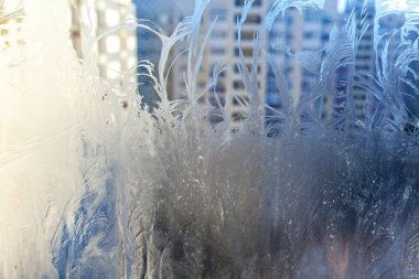 Donmuş kış penceresi, parlak buz desenli. Noel mucizesi sembolü, soyut arka plan. Kuzey sıcaklığı aşırı düşük, buz gibi camlarda doğal kar, açık havada serin kış havası