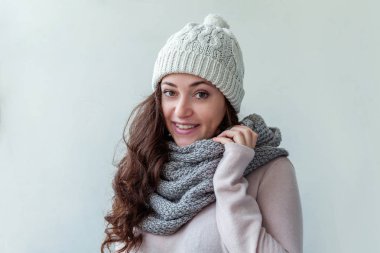 Güzel kadın kış portre, gerçek duygular. Gülen kız sıcak giysiler şapka şal beyaz arka plan üzerinde izole uzun saçlı. Mutlu ve heyecanlı görünüyorsun, eğleniyor genç hippi kız