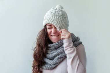 Güzel kadın kış portre, gerçek duygular. Gülen kız sıcak giysiler şapka şal beyaz arka plan üzerinde izole uzun saçlı. Mutlu ve heyecanlı görünüyorsun, eğleniyor genç hippi kız