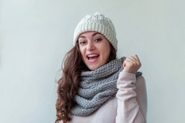 Güzel kadın kış portre, gerçek duygular. Gülen kız sıcak giysiler şapka şal beyaz arka plan üzerinde izole uzun saçlı. Mutlu ve heyecanlı görünüyorsun, eğleniyor genç hippi kız