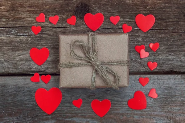 Подарочная Коробка Представляет Собой Обернутую Ремесленную Бумагу Красными Сердцами Деревенском — стоковое фото