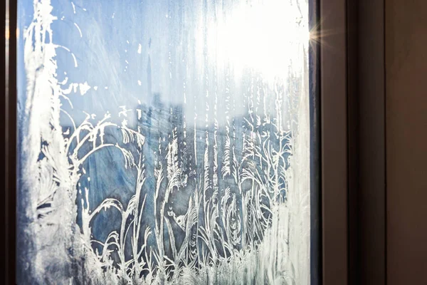 Gefrorenes Winterfenster Mit Glänzender Eisfrosch Struktur Weihnachtswunder Symbol Abstrakter Hintergrund — Stockfoto