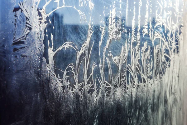 Gefrorenes Winterfenster Mit Glänzender Eisfrosch Struktur Weihnachtswunder Symbol Abstrakter Hintergrund — Stockfoto