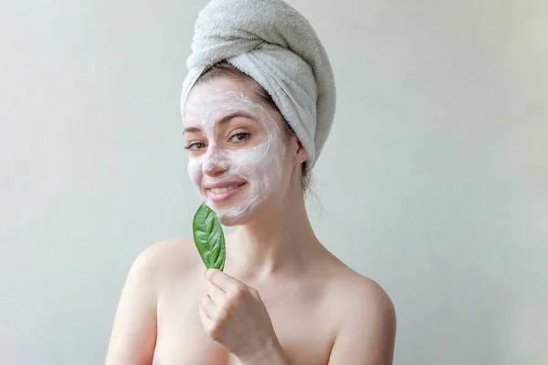 Retrato Belleza Una Mujer Morena Sonriente Una Toalla Cabeza Con —  Fotos de Stock