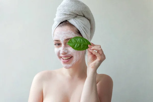 Portret Uroda Uśmiechający Się Brunetka Kobiety Ręcznik Głowę Biały Odżywczy — Zdjęcie stockowe