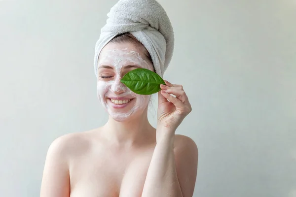 Portret Van Schoonheid Van Een Lachende Brunette Vrouw Een Handdoek — Stockfoto