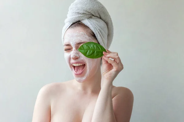 Portret Van Schoonheid Van Een Lachende Brunette Vrouw Een Handdoek — Stockfoto