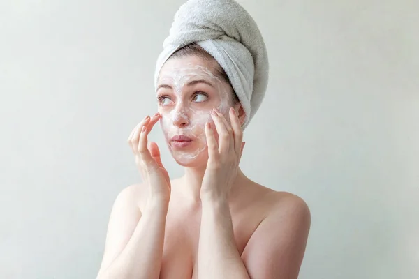 Bellezza Ritratto Una Donna Bruna Sorridente Asciugamano Sulla Testa Applicando — Foto Stock
