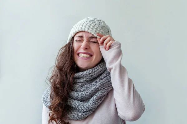 Retrato Inverno Mulher Bonita Emoções Verdadeiras Rindo Menina Com Cabelos — Fotografia de Stock